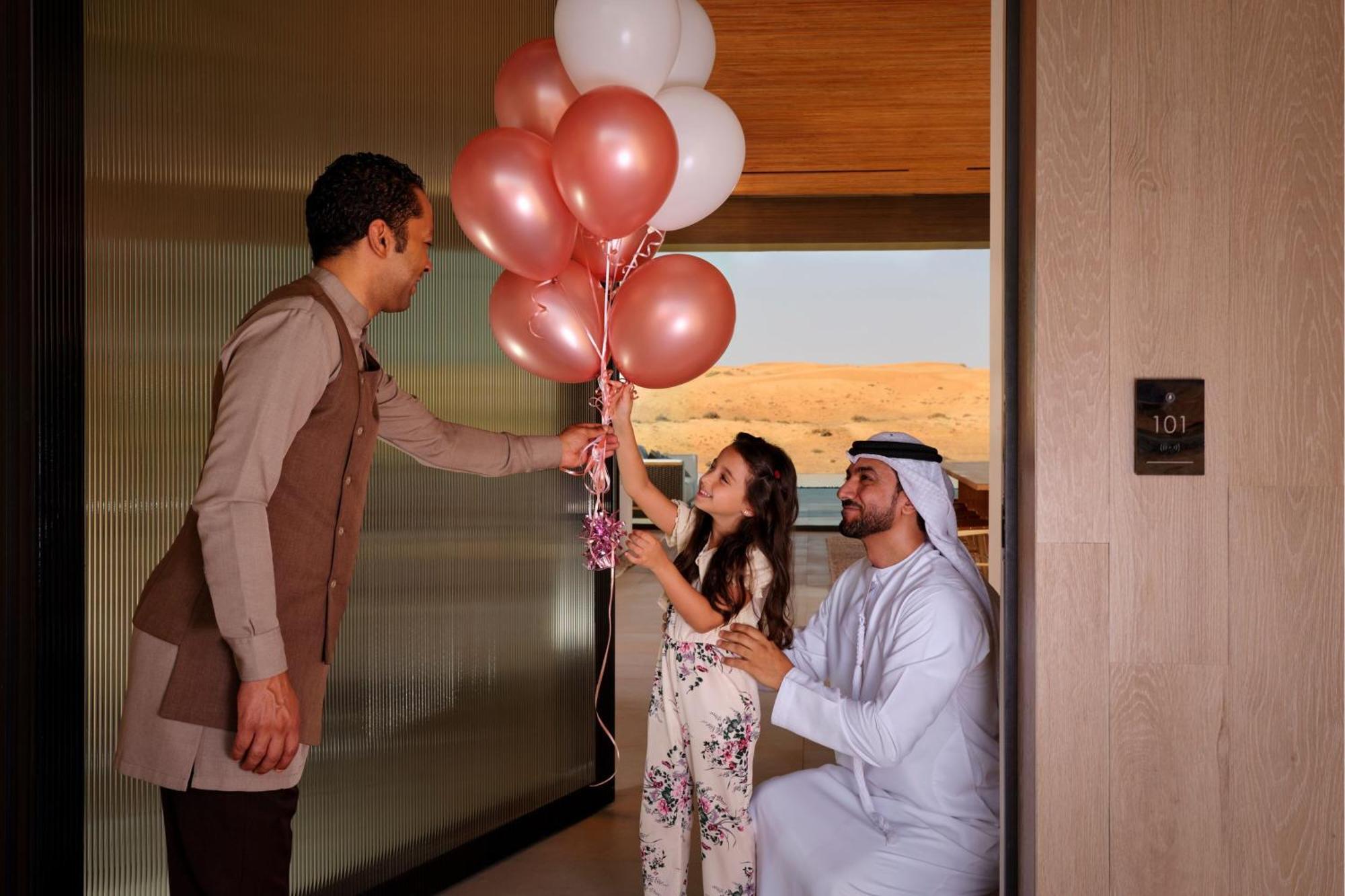 The Ritz-Carlton Ras Al Khaimah, Al Wadi Desert Bagian luar foto A family at the hotel