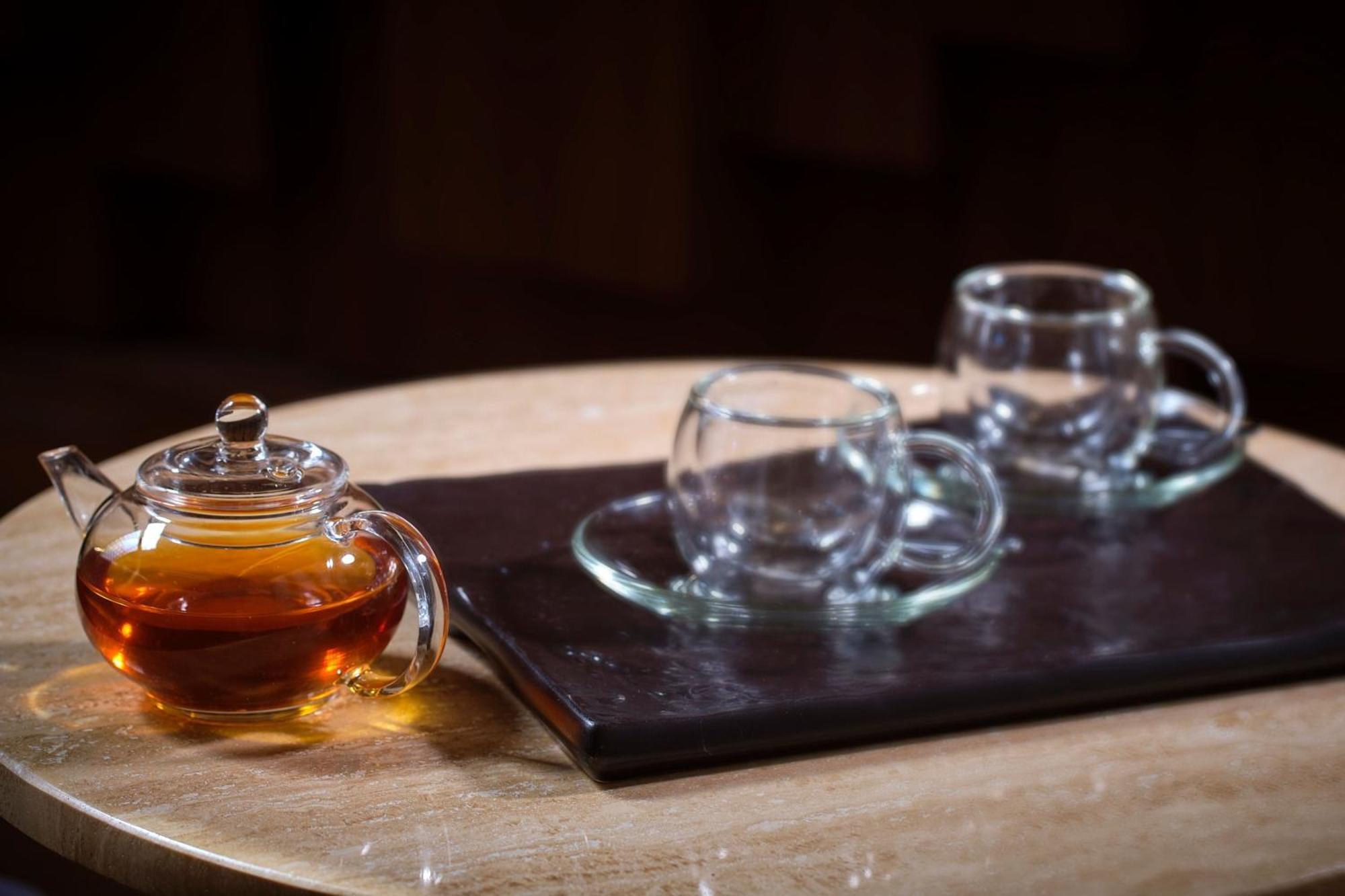 The Ritz-Carlton Ras Al Khaimah, Al Wadi Desert Bagian luar foto A glass teapot and two glass cups